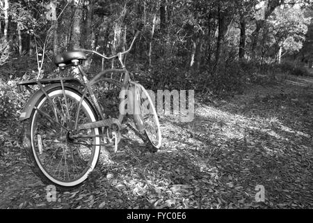 In stile classico American Cruiser bike parcheggiata su un vicolo del paese, Aprile 2016 Foto Stock