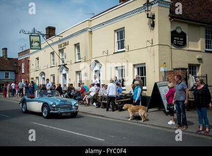 Gli scommettitori godendo di un clima caldo, all'aperto del pub, Thaxted, Essex, Inghilterra Foto Stock