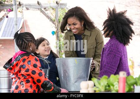 U.S la First Lady Michelle Obama parla con gli studenti di compostaggio durante il loro giardino dimostrazioni di Philip's Academy Scuola Charter Aprile 7, 2016 in Newark, New Jersey. Foto Stock