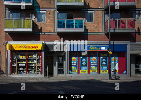 Pedina e scommesse shop + appartamenti colorati, Harringay, Nord di Londra Foto Stock