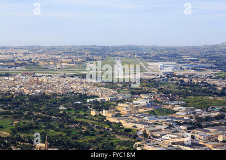 Approccio all'Aeroporto Internazionale di Malta di Luqa Foto Stock