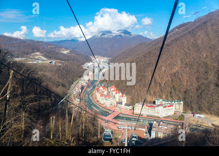 ROSA KHUTOR, Russia - 31 Marzo 2016: vista dall'alto di Rosa Khutor dalla funivia Olympia Foto Stock