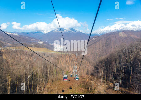 ROSA KHUTOR, Russia - 31 Marzo 2016: vista dall'alto di Rosa Khutor dalla funivia Olympia Foto Stock