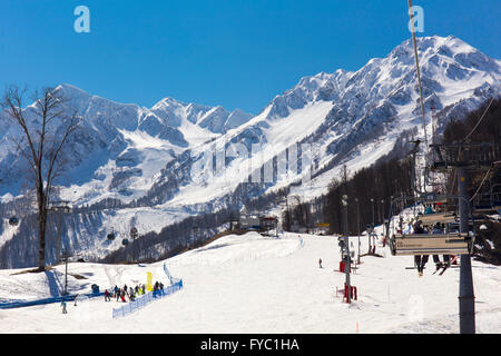 ROSA KHUTOR, Russia - 31 Marzo 2016: vista delle pendici del Rosa Khutor ski resort Foto Stock