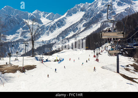 ROSA KHUTOR, Russia - 31 Marzo 2016: vista delle pendici del Rosa Khutor ski resort Foto Stock