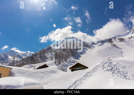 ROSA KHUTOR, Russia - 31 Marzo 2016: vista delle pendici del Rosa Khutor ski resort Foto Stock