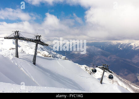 ROSA KHUTOR, Russia - 31 Marzo 2016: scenario di montagna vista dal picco di Rosa con cable ski ascensore Foto Stock