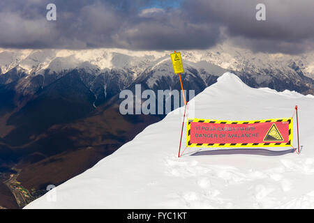 ROSA KHUTOR, Russia - 31 Marzo 2016: Segno di avvertimento sul picco di Rosa, scenario vista dall'alto sulla neve montagne del Caucaso Foto Stock