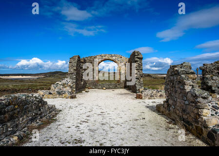 Le rovine di una chiesa cinquecentesca sull isola di Llanddwyn, Anglesey, Galles. Foto Stock