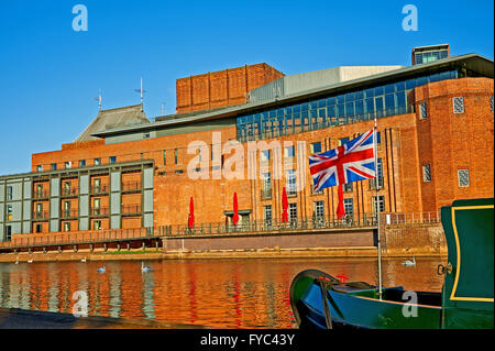 Royal Shakespeare Theatre sorge accanto al fiume Avon nel cuore di Stratford upon Avon nel Warwickshire. Foto Stock