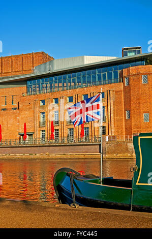 Royal Shakespeare Theatre sorge accanto al fiume Avon nel cuore di Stratford upon Avon nel Warwickshire. Foto Stock