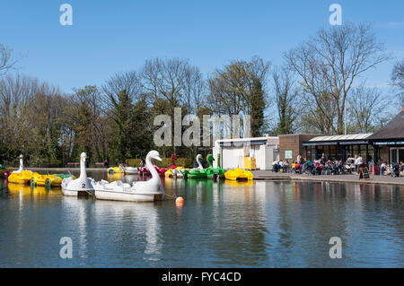 In barca il lago & Lakeside Cafe a Alexandra Palace, London Borough of Haringey, Greater London, England, Regno Unito Foto Stock