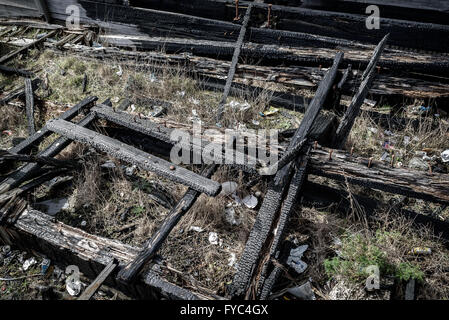Resti di un bruciato edificio in legno. Foto Stock