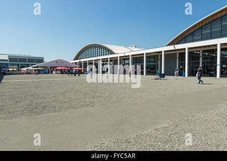 FRIEDRICHSAFEN, Germania - 20 aprile 2016. Al di fuori del centro espositivo di Friedrichshafen Airport in Germania Foto Stock