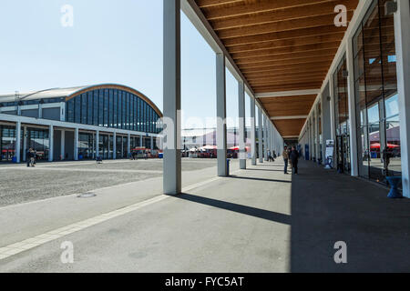 FRIEDRICHSAFEN, Germania - 20 aprile 2016. Al di fuori del centro espositivo di Friedrichshafen Airport in Germania Foto Stock