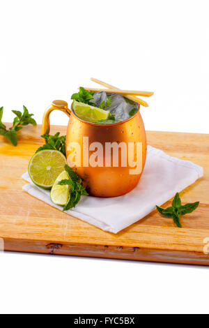 Lo zenzero birra Mule cocktail sul tagliere con la menta e la calce e contorni Foto Stock