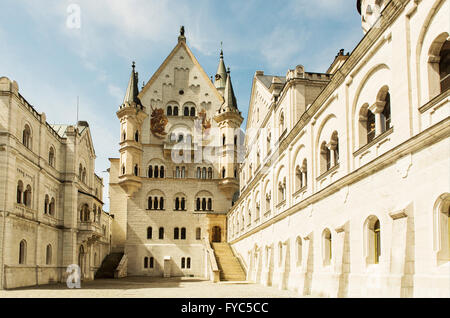 Il Castello di Neuschwanstein e il cortile del XIX secolo in Baviera, Germania Foto Stock