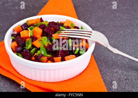 Insalata di cuocere le barbabietole e le carote con verde porro Foto Stock