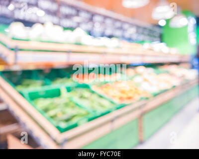 La sfocatura di frutta fresca sul ripiano in un supermercato. Shalow DOF. Per un sano concetto Foto Stock