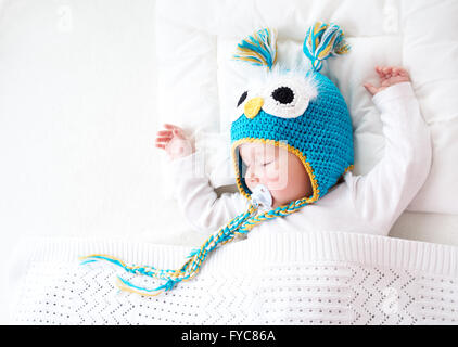 Sette mesi di età bambino dorme nel letto Foto Stock