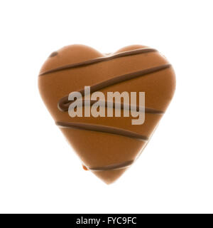 Al cioccolato a forma di cuore biscotto con cioccolato fondente tubazioni su sfondo bianco Foto Stock