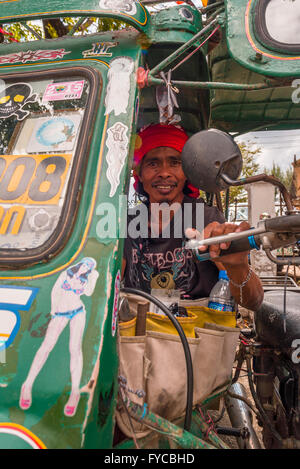 Iloilo, Filippine - 16 febbraio 2016. Driver triciclo con red bandana. Foto Stock