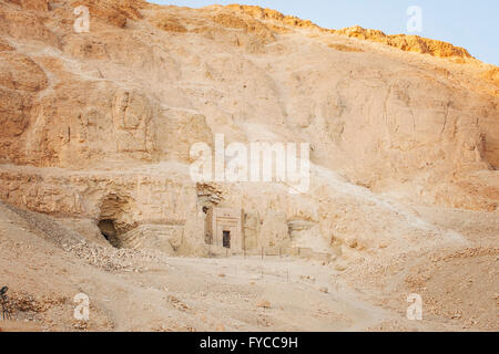 Immagine di un tempio ingresso nel lato della roccia. Valle delle Regine, Egitto. Foto Stock