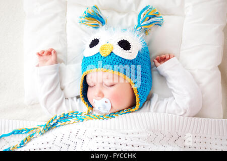 Sette mesi di età bambino dorme nel letto Foto Stock