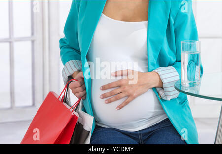 Donna incinta SHOPPING Foto Stock