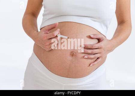 Donna incinta di fumare Foto Stock