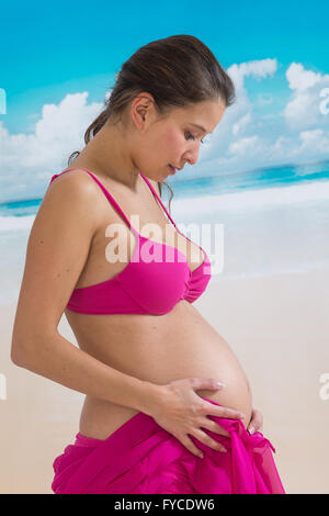 Donna incinta all'aperto Foto Stock