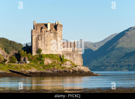 Eilean Donan Castle presso il punto di incontro di Loch Duich, Loch Alsh e Loch Long, Scotland, Regno Unito Foto Stock