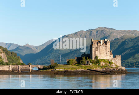 Eilean Donan Castle presso il punto di incontro di Loch Duich, Loch Alsh e Loch Long, Scotland, Regno Unito Foto Stock