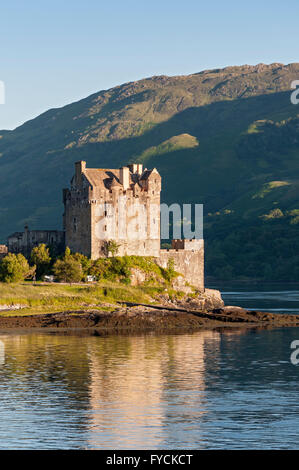 Eilean Donan Castle presso il punto di incontro di Loch Duich, Loch Alsh e Loch Long, Scotland, Regno Unito Foto Stock