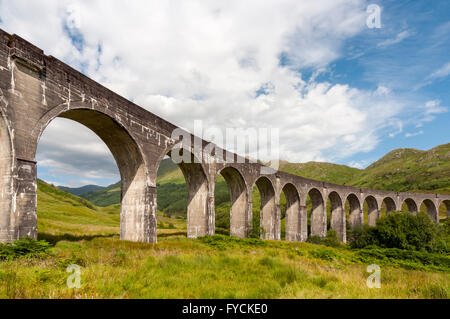 Viadotto Glenfinnan, arcuato il ponte ferroviario sul West Highland Line, Lochaber, Scotland, Regno Unito Foto Stock