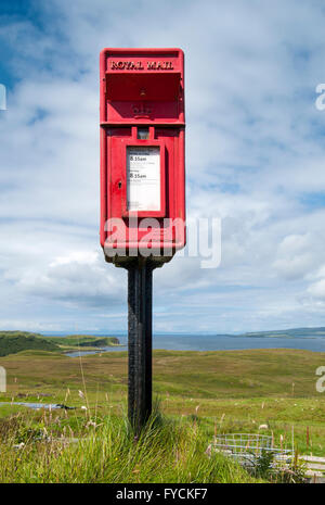 Red Royal Mail casella postale, Isola di Skye, Scotland, Regno Unito Foto Stock