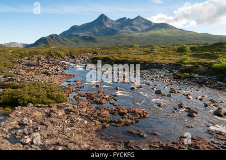 Fiume e Sligachan Sgurr nan Gillean Montagna di Cuillin Range, Isola di Skye, Scotland, Regno Unito Foto Stock