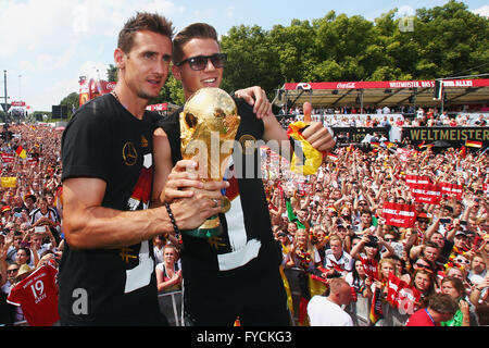 Miroslav KLOSE ed Erik Durm con il trofeo, la ricezione del team nazionale tedesco dopo la loro vittoria alla Coppa del Mondo FIFA Foto Stock