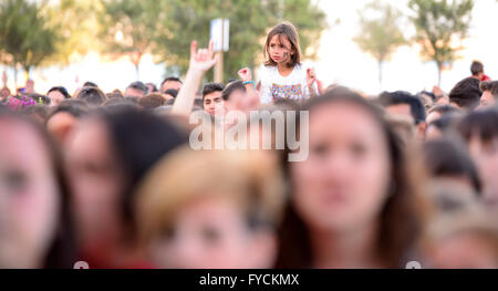 Barcellona - 23 Maggio: ragazze da parte del pubblico di fronte al palco, a fare il tifo per i loro idoli al Primavera Pop. Foto Stock