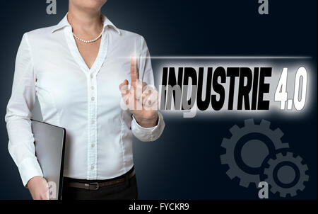 L'industria 4.0 (in tedesco industria) touchscreen azionato da imprenditrice. Foto Stock