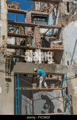 Chiari esempi di come il costante e vasti lavori di ristrutturazione che sono costantemente in corso intorno a Old Havana, Cuba. Foto Stock