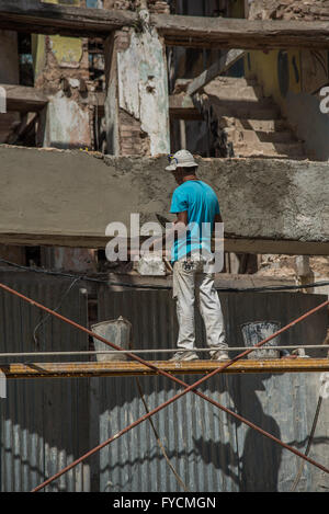 Chiari esempi di come il costante e vasti lavori di ristrutturazione che sono costantemente in corso intorno a Old Havana, Cuba. Foto Stock