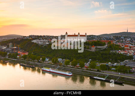 Vista del castello di Bratislava e dal fiume Danubio, Slovacchia Foto Stock