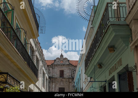 Tipici esempi di strade Cubane, architettura e facciate. Splendidamente weathered e vibrante vernice. Vecchia Havana, Cuba Foto Stock