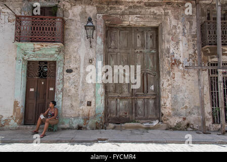 Enti locali il popolo cubano andando sulla loro vita quotidiana per le strade della vecchia Havana, Cuba. Molto tranquilla e senza fretta. Foto Stock