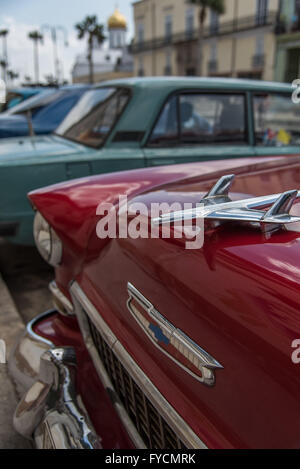 Vivace colore rosso brillante splendidamente mantenuta classic American automobile disponibile per un tour della città intorno a La Habana, Havana, Cuba. Foto Stock