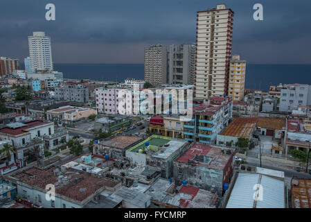 Una vista dal mio nono piano finestra all'Hotel Presidente guardando fuori verso il Malecon all'alba. La Habana (l'Avana, Cuba. Foto Stock