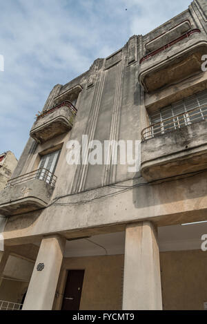 Originale stile Art Deco abitazioni lungo la Ave. De Los Presidentes, Havana, Cuba. Un luogo immerso nella storia. Foto Stock