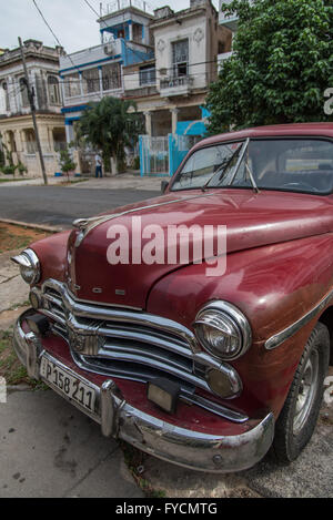 Vivace colore rosso brillante splendidamente weathered classic American automobile disponibile per un tour della città intorno a La Habana, Havana, Cuba. Foto Stock