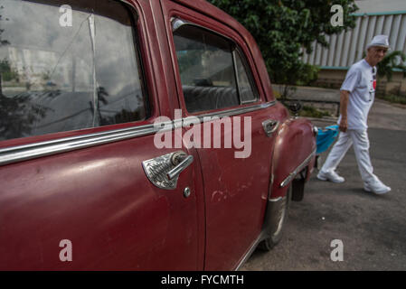 Vivace colore rosso brillante splendidamente weathered classic American automobile disponibile per un tour della città intorno a La Habana, Havana, Cuba. Foto Stock